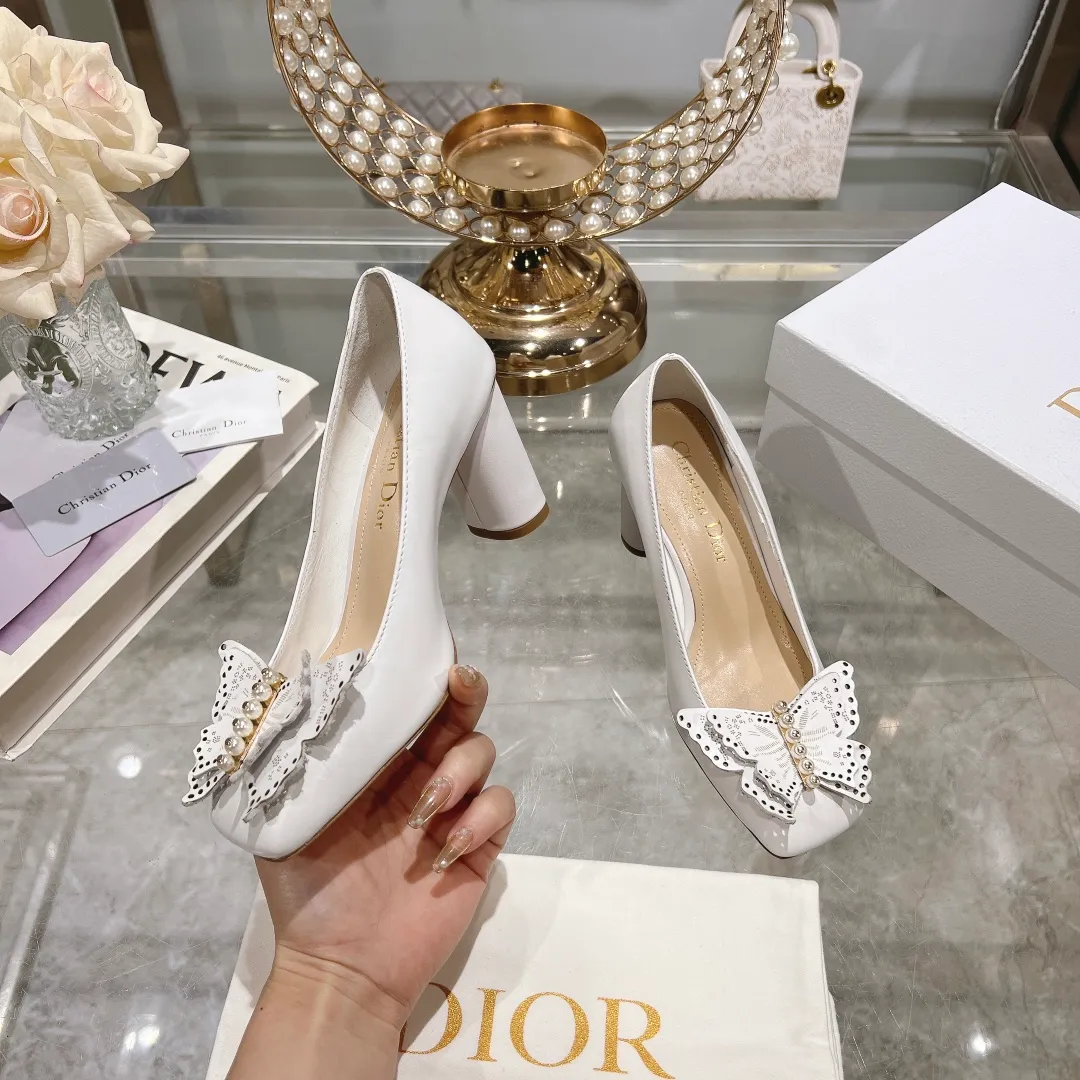 👟👟Ex-factory price 560👟👟 2024 early spring new style ◼️Dior ◼️Dior spring and summer latest fashion show haute couture series sandals Bow Mary Jane ——— Ldylle retro Roman style doll women's sandals CD pearl five metal buckle bow low-heeled women's single shoes Original development top high-end version Material: imported cow patent leather upper + water-dyed sheepskin lining + original molded pearl buckle + Italian genuine leather outsole Size: 34-40 (34.40. Customization is non-refundable and non-exchangeable) Heel height: 4.5cm 8.5cm